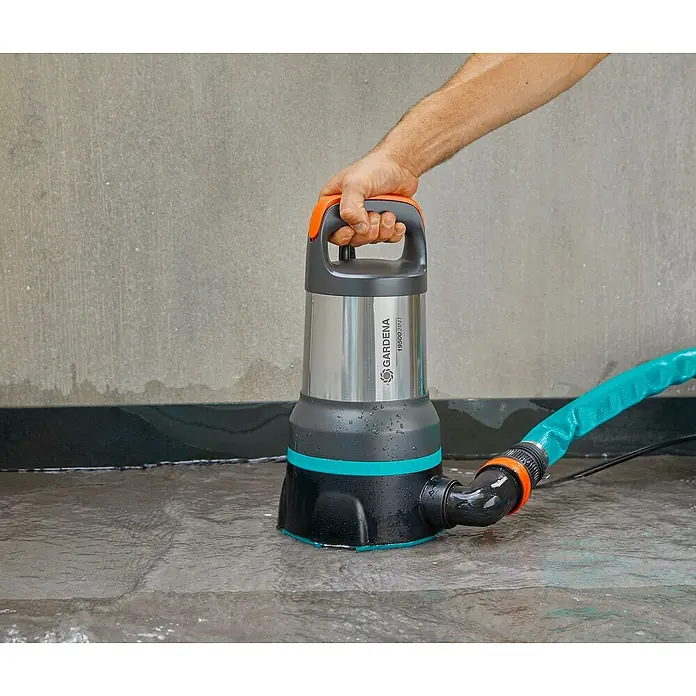 Gardena Tauchpumpe 19500 Aquasensor - 860 W, Max. Fördermenge: 19.500 l/h, Geeignet für: Sauberes & verschmutztes Wasser - Anwendungsbeispiel