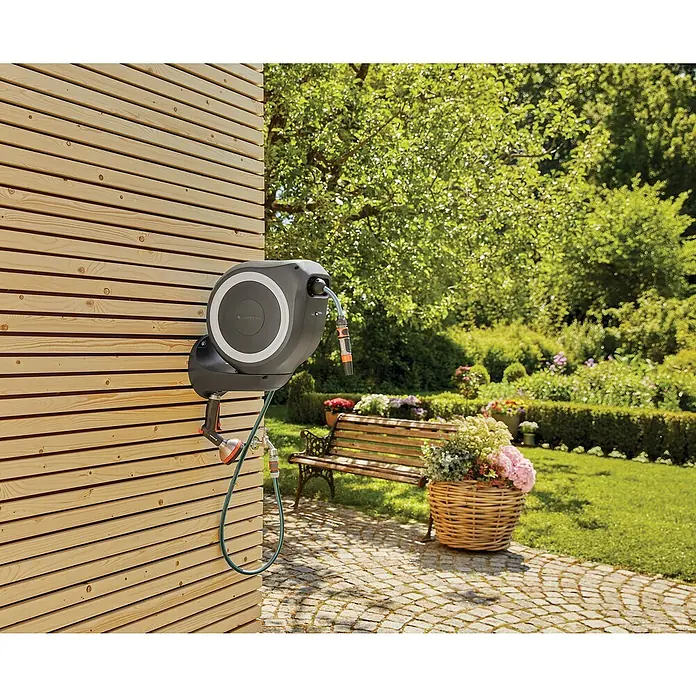 Gardena Wandslangenbox RollUp S - wit - Slanglengte: 15 m - Toepassingsvoorbeeld