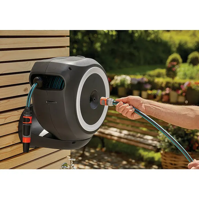 Gardena Wand-Schlauchbox RollUp S - Schlauchlänge: 15 m - Anwendungsbeispiel
