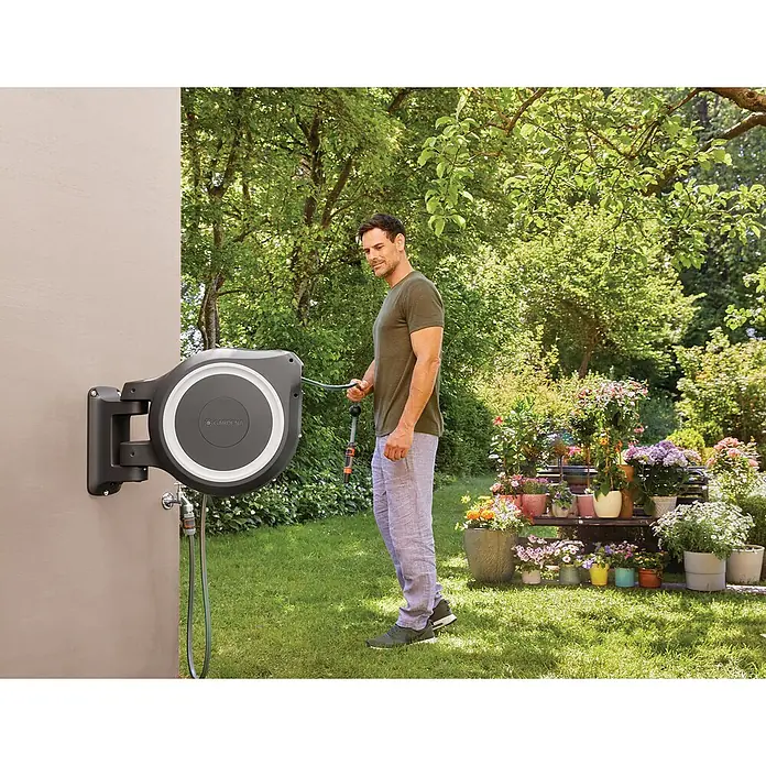 Gardena Wand-Schlauchbox RollUp L - Schlauchlänge: 30 m - Anwendungsbeispiel