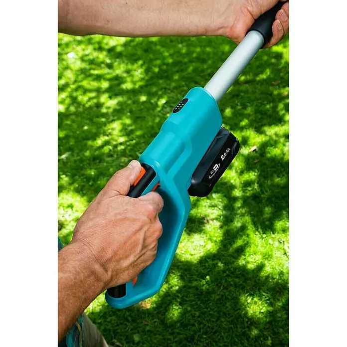 Gardena Teleskopske škare za živicu - 18 V, 1 baterija, Dužina mača: 42 cm - Proizvod u upotrebi