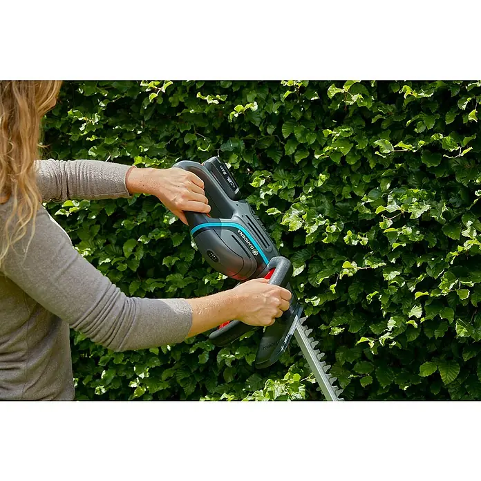 Gardena ComfortCut Akumulatorske škare za živicu - 18 V, Bez akumulatora, Dužina mača: 50 cm - Proizvod u upotrebi
