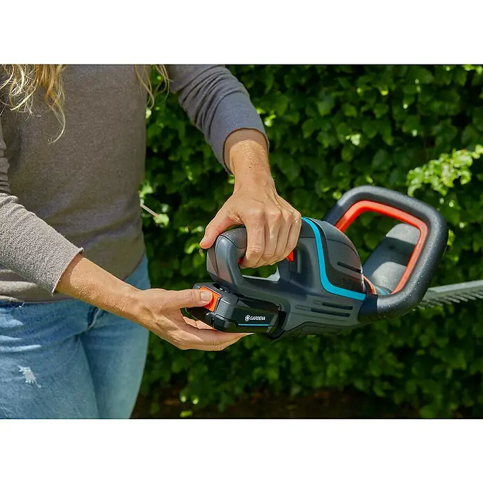 Gardena ComfortCut Akumulatorske škare za živicu 50/18V P4A - 18 V, 1 baterija, Dužina mača: 50 cm - Proizvod u upotrebi