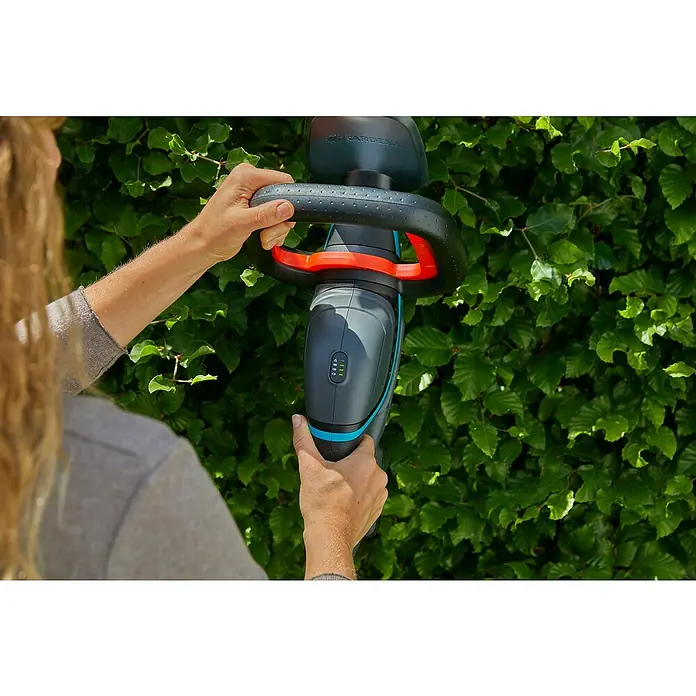 Gardena ComfortCut Akumulatorske škare za živicu 50/18V P4A - 18 V, 1 baterija, Dužina mača: 50 cm - Proizvod u upotrebi