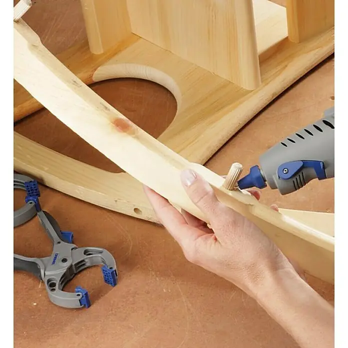 Dremel Többcélú ragasztópálca GG 11 - 11 mm, 12 db, Tárolható rekesz: Dremel forró ragasztópisztoly 940 - Használati példa