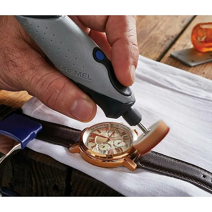 Dremel Multifunktionswerkzeug 2050 Stylo+ - 9 W, 22.000 U/min, 16 -tlg. - Anwendungsbeispiel