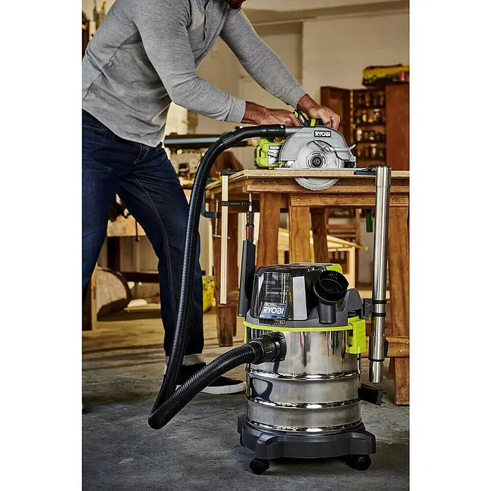 Ryobi ONE+ Aspirador en seco y húmedo de batería R18WDV-0 - 18 V, Sin batería, 18 l - Producto en uso