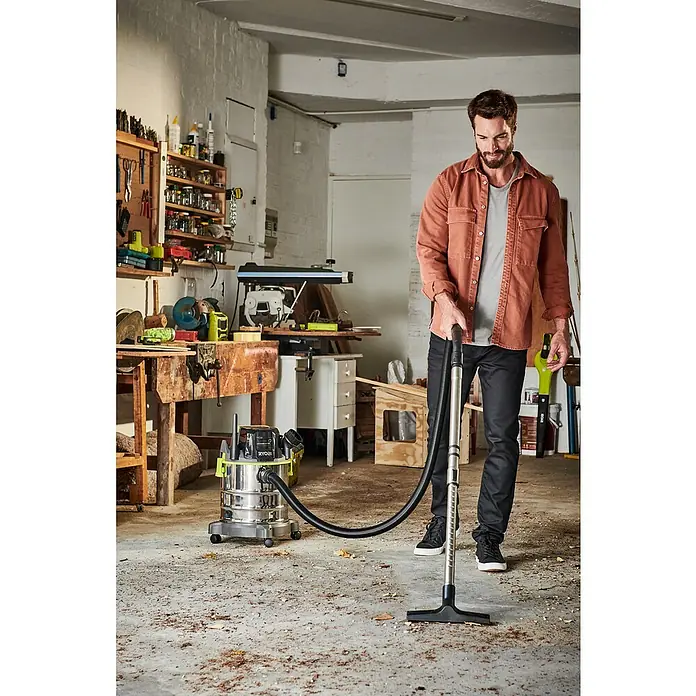 Ryobi ONE+ Aspirador en seco y húmedo de batería R18WDV-0 - 18 V, Sin batería, 18 l - Producto en uso