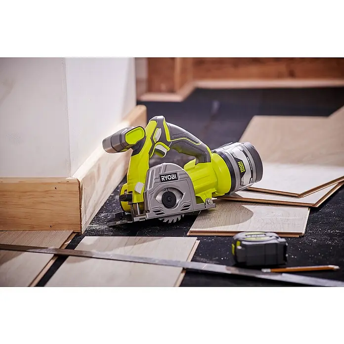 Ryobi ONE+ Sierra de incisión de batería R18MMS‐0 - 18 V, Sin batería, Número de revoluciones de marcha en vacío: 4.250 r.p.m. - Producto en uso
