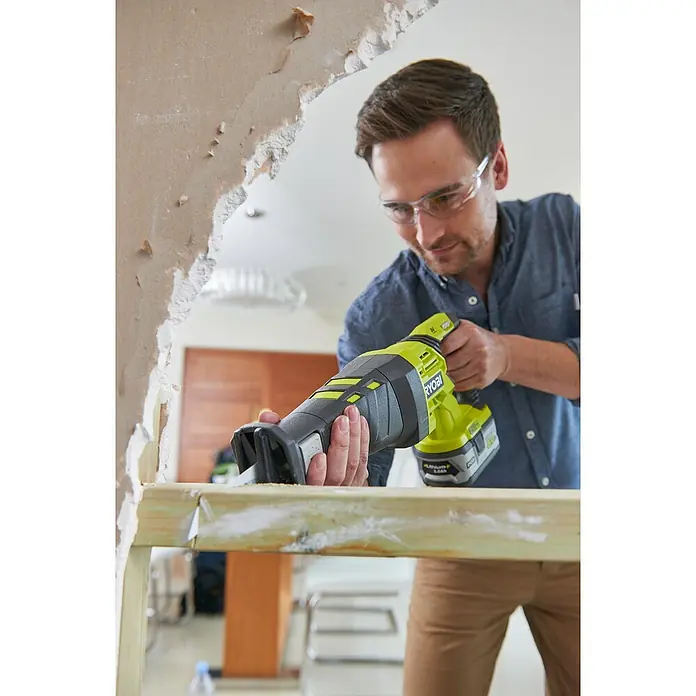 Ryobi ONE+ Sierra de sable de batería R18RS-0 - 18 V, Sin batería, 2.900 carreras/min. - Producto en uso
