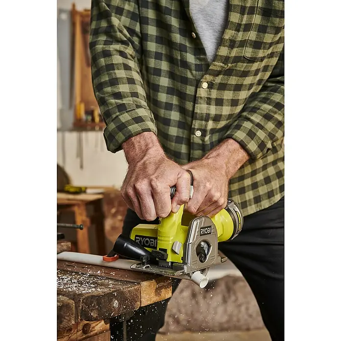 Ryobi ONE+ Sierra de incisión de batería R18MMS‐0 - 18 V, Sin batería, Número de revoluciones de marcha en vacío: 4.250 r.p.m. - Producto en uso