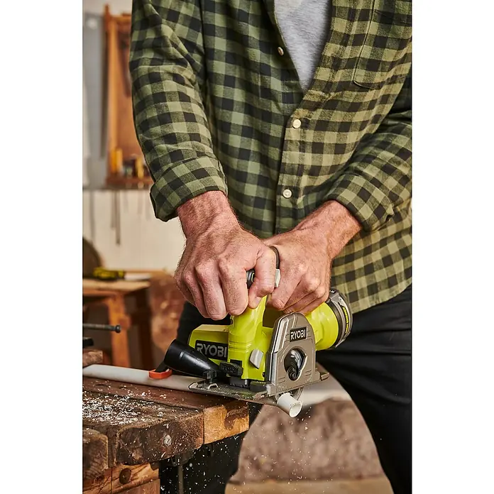 Ryobi ONE+ Sierra de incisión de batería R18MMS‐0 - 18 V, Sin batería, Número de revoluciones de marcha en vacío: 4.250 r.p.m. - Producto en uso