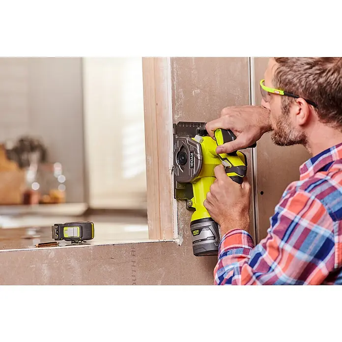 Ryobi ONE+ Sierra de incisión de batería R18MMS‐0 - 18 V, Sin batería, Número de revoluciones de marcha en vacío: 4.250 r.p.m. - Producto en uso