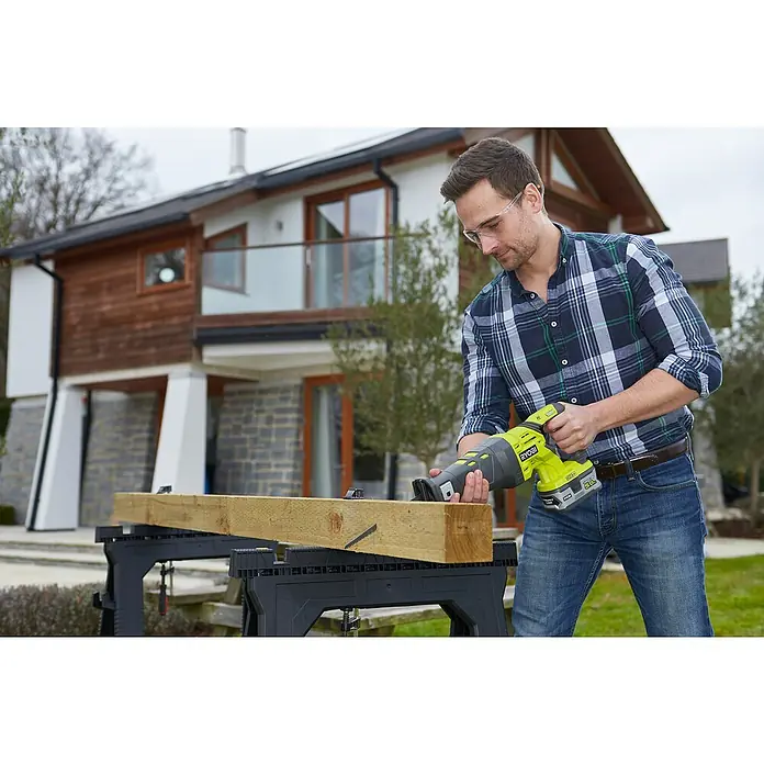 Ryobi ONE+ Sierra de sable de batería R18RS-0 - 18 V, Sin batería, 2.900 carreras/min. - Producto en uso