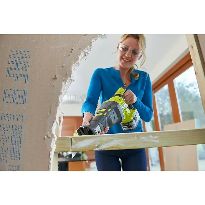 Ryobi ONE+ Sierra de sable de batería R18RS-0 - 18 V, Sin batería, 2.900 carreras/min. - Producto en uso