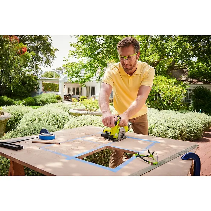 Ryobi ONE+ Sierra de incisión de batería R18MMS‐0 - 18 V, Sin batería, Número de revoluciones de marcha en vacío: 4.250 r.p.m. - Producto en uso