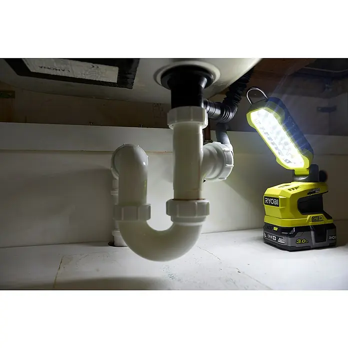 Ryobi ONE+ Luz de trabajo LED R18ALP - 18 V, Iones de litio, Sin batería, 900 lm - Producto en uso