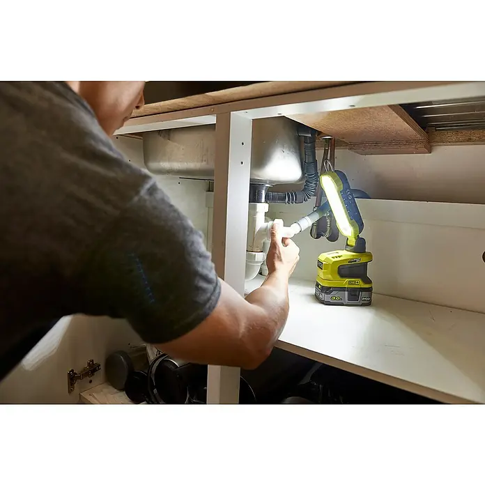 Ryobi ONE+ Luz de trabajo LED R18ALP - 18 V, Iones de litio, Sin batería, 900 lm - Producto en uso