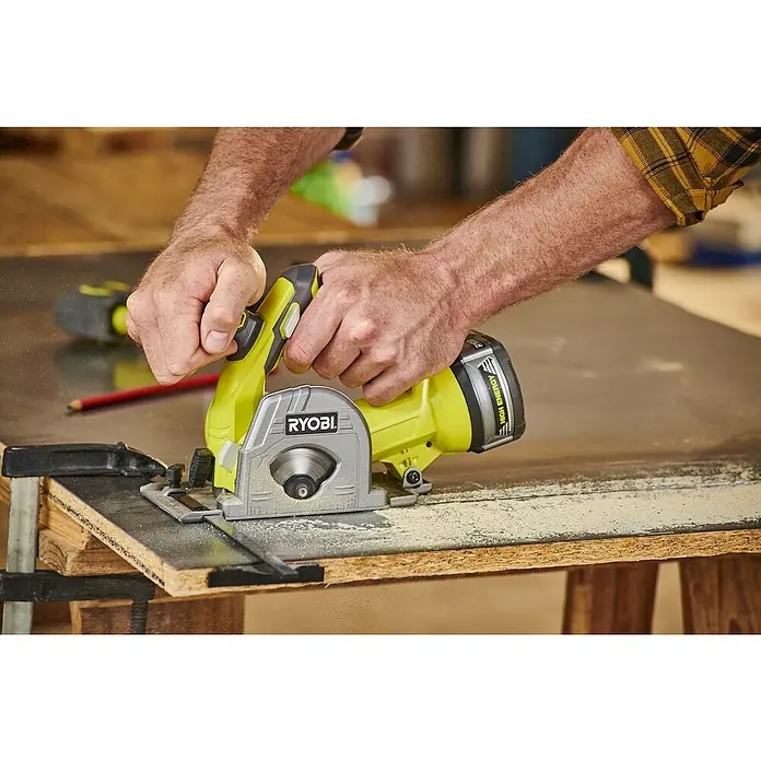 Ryobi ONE+ Sierra de incisión de batería R18MMS‐0 - 18 V, Sin batería, Número de revoluciones de marcha en vacío: 4.250 r.p.m. - Producto en uso