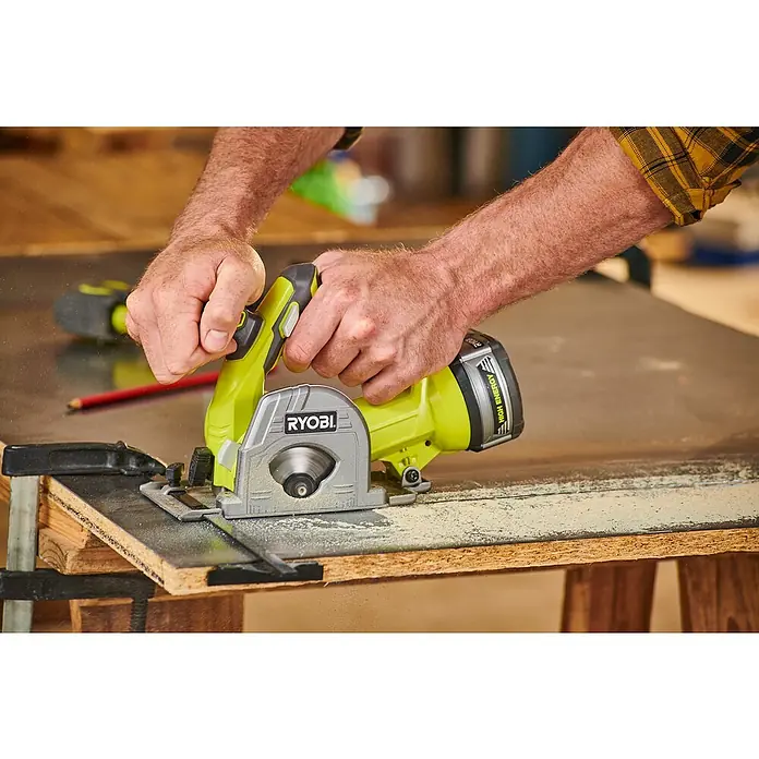 Ryobi ONE+ Sierra de incisión de batería R18MMS‐0 - 18 V, Sin batería, Número de revoluciones de marcha en vacío: 4.250 r.p.m. - Producto en uso