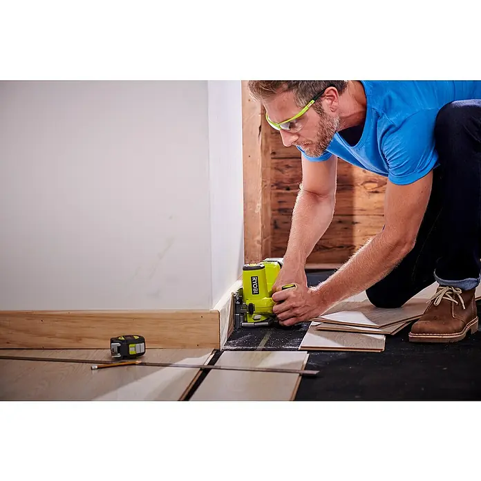 Ryobi ONE+ Sierra de incisión de batería R18MMS‐0 - 18 V, Sin batería, Número de revoluciones de marcha en vacío: 4.250 r.p.m. - Producto en uso