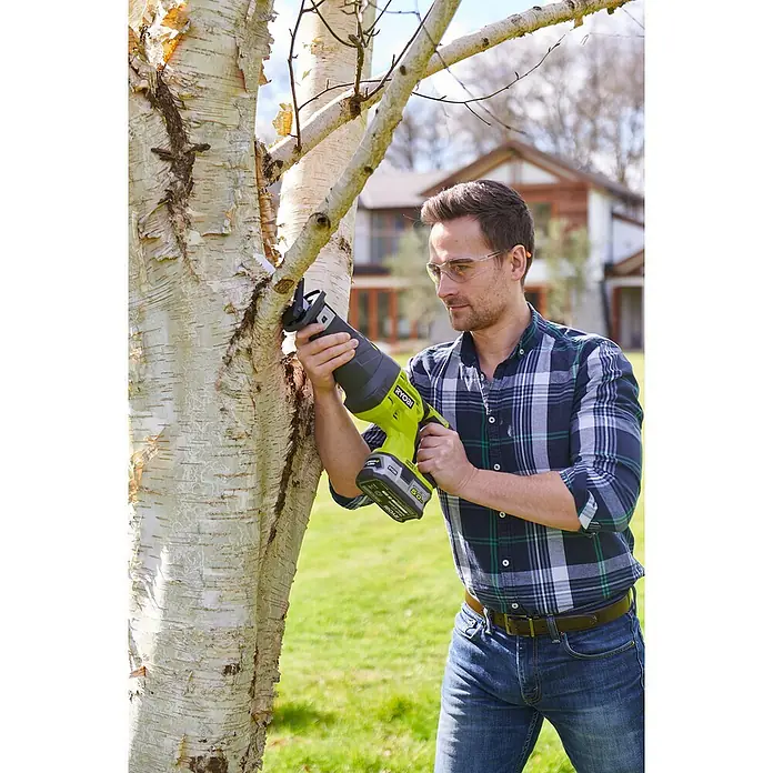 Ryobi ONE+ Sierra de sable de batería R18RS-0 - 18 V, Sin batería, 2.900 carreras/min. - Producto en uso