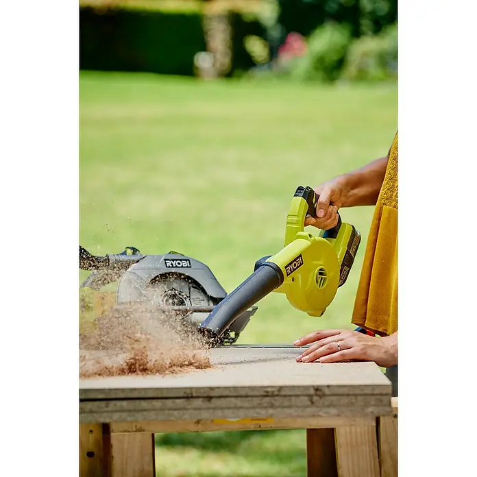 Ryobi ONE+ Akku-Gebläse R18TB-0 - 18 V, Li-Ionen, Ohne Akku - Anwendungsbeispiel