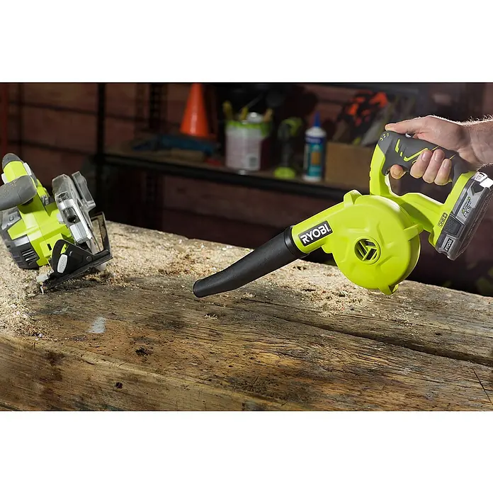 Ryobi ONE+ Akku-Gebläse R18TB-0 - 18 V, Li-Ionen, Ohne Akku - Anwendungsbeispiel