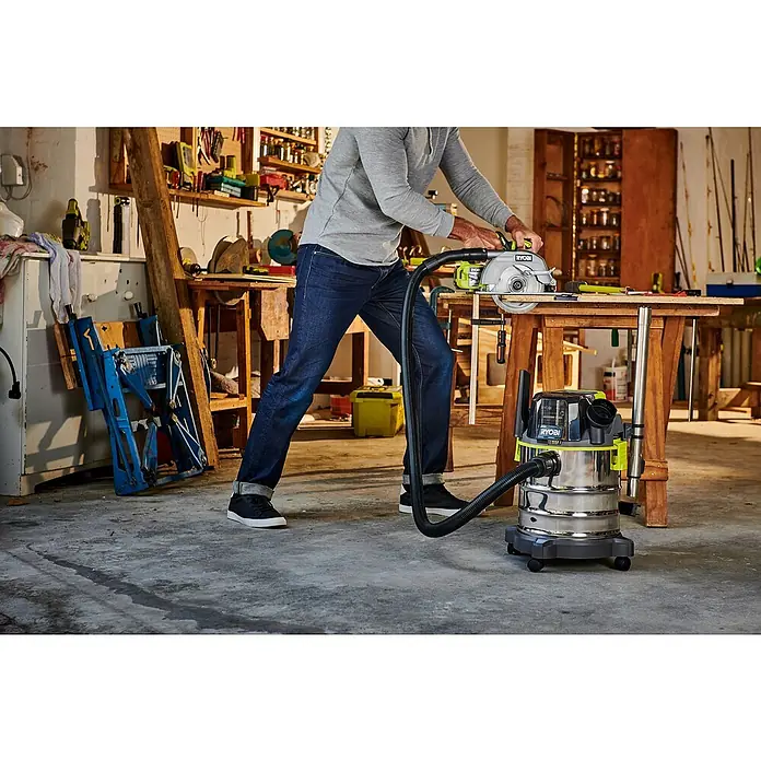 Ryobi ONE+ Aspirador en seco y húmedo de batería R18WDV-0 - 18 V, Sin batería, 18 l - Producto en uso