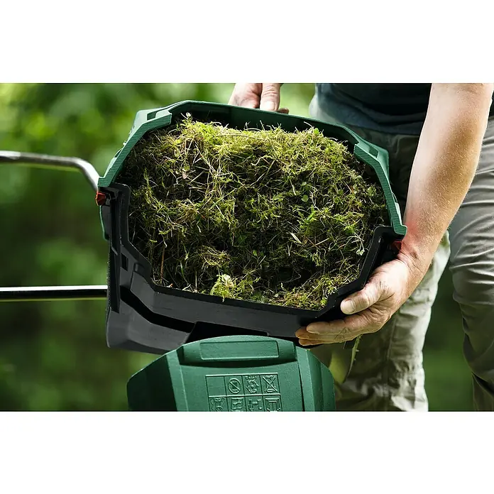 Bosch Rasenlüfter UniversalRake 900 - 900 W, Arbeitsbreite: 32 cm - Stimmungsaufnahme