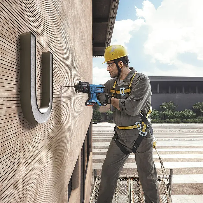 Bosch Professional Akku-Kombihammer GBH 18V-21 - 18 V, Ohne Akku, Leerlaufdrehzahl: 0 U/min - 1.800 U/min, Einzelschlagstärke: 2 J - Anwendungsbeispiel