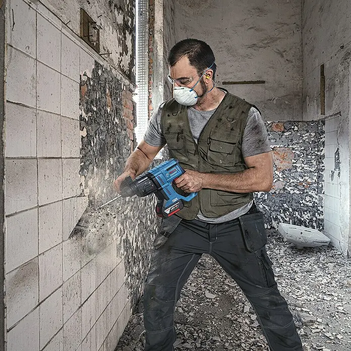 Bosch Professional Akku-Kombihammer GBH 18V-21 - 18 V, Ohne Akku, Leerlaufdrehzahl: 0 U/min - 1.800 U/min, Einzelschlagstärke: 2 J - Anwendungsbeispiel