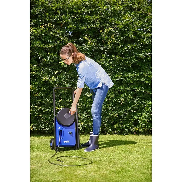 Nilfisk Hochdruckreiniger Core 140-6 PowerControl - 1.800 W, Max. Druck: 140 bar, Fördermenge: 474 l/h - Anwendungsbeispiel