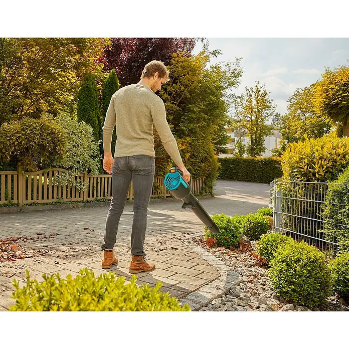 Gardena Akku-Laubbläser PowerJet 18V P4A - 18 V, Li-Ionen, 1 Akku, Blasgeschwindigkeit: 100 km/h - Anwendungsbeispiel