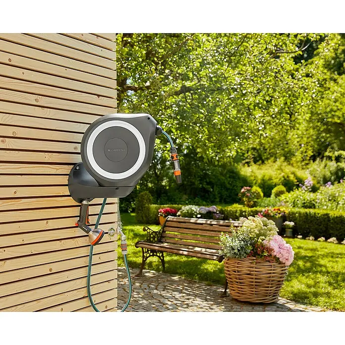 Gardena Wand-Schlauchbox RollUp M - Schlauchlänge: 20 m - Anwendungsbeispiel