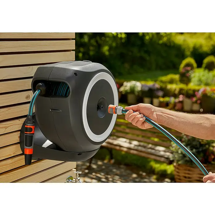 Gardena Wand-Schlauchbox RollUp M - Schlauchlänge: 20 m - Anwendungsbeispiel