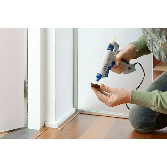 Dremel Pištolj za vruće ljepljenje 940-3 - Promjer uloška za ljepilo: 11/12 mm, Vrijeme zagrijavanja: 5 min - 7 min, Radna temperatura: 195 °C - Proizvod u upotrebi