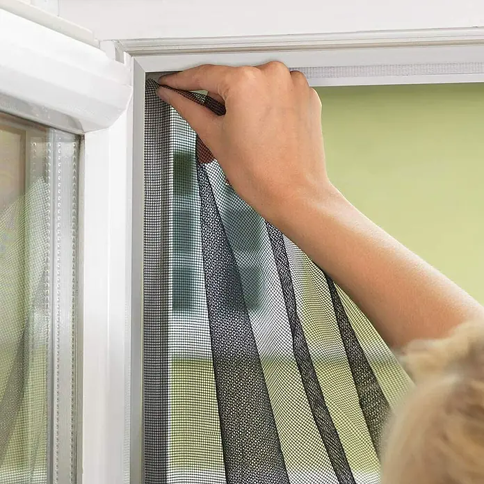 Tesa Insect Stop Cinta para mosquitera - Largo: 5,6 m, Blanco, Puede cortarse a medida - Producto en uso