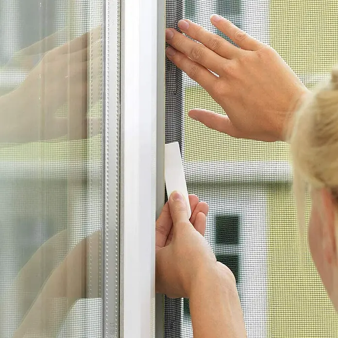 Tesa Insect Stop Cinta para mosquitera - Largo: 5,6 m, Blanco, Puede cortarse a medida - Producto en uso