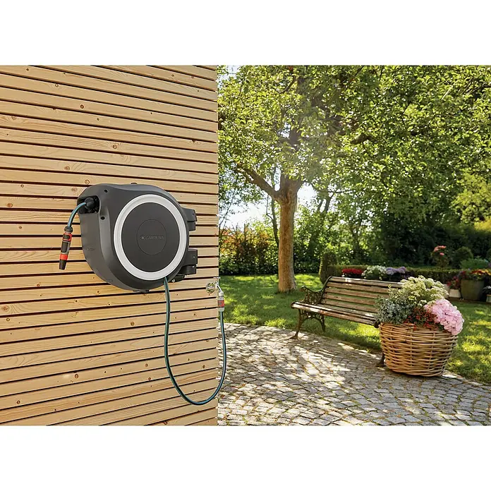 Gardena Wand-Schlauchbox RollUp M/L - Schlauchlänge: 25 m - Stimmungsaufnahme