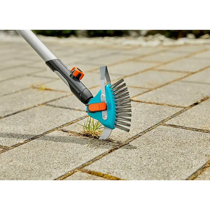 Gardena Combisystem Odstranjivač korova, mahovine i trave 3 u 1 - 23,5 cm, Plemeniti čelik - Proizvod u upotrebi