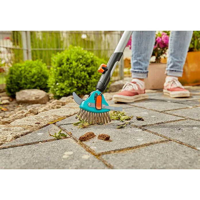 Gardena Combisystem Odstranjivač korova, mahovine i trave 3 u 1 - 23,5 cm, Plemeniti čelik - Proizvod u upotrebi