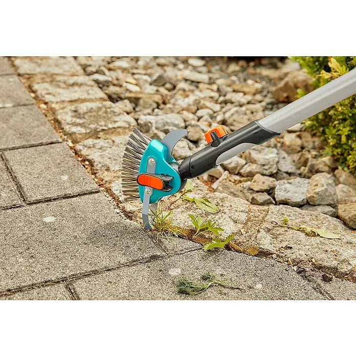 Gardena Combisystem Odstranjivač korova, mahovine i trave 3 u 1 - 23,5 cm, Plemeniti čelik - Proizvod u upotrebi