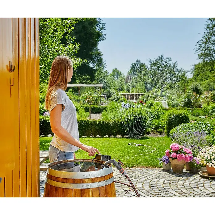 Gardena Akku-Regenfasspumpe 2000/2 18V P4A - 18 V, 1 Akku, Max. Fördermenge: 2.000 l/h - Anwendungsbeispiel