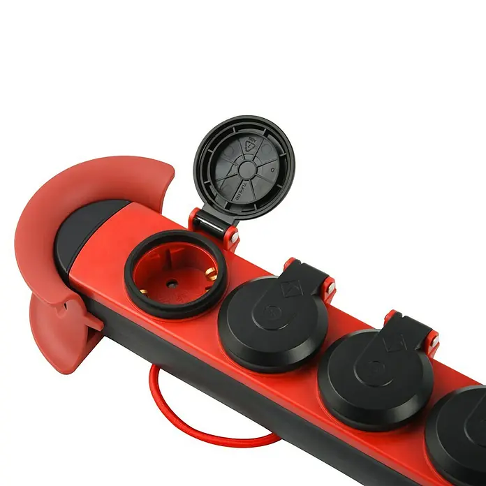 Base de enchufe para estancias con humedad - x 4, 4 m, IP44, Negro/Rojo - Primer plano