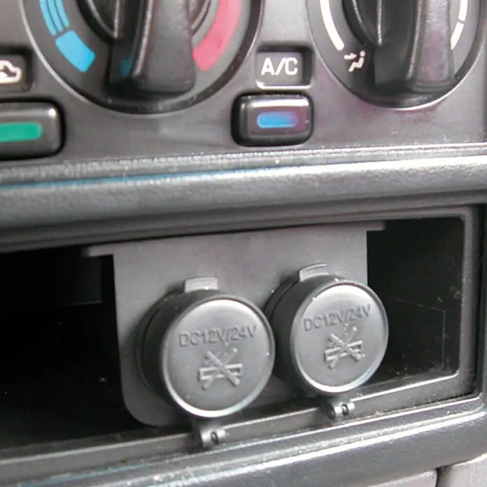 Carpoint Stekkerdoos 2-weg Opbouw - 12 - 24 V - Close-up