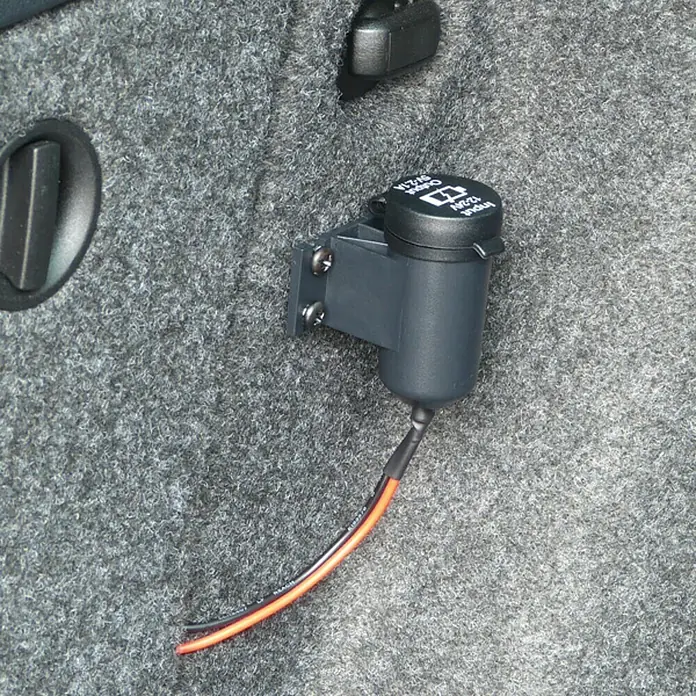 Carpoint Stekkerdoos 12/24V Opbouw 2xUSB 2,1A - 12 - 24 V - Toepassingsvoorbeeld