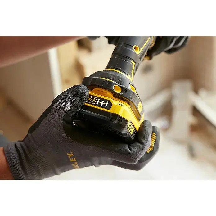 Stanley FatMax Taladro atornillador de batería SFMCD720D2K - 18 V, 2 baterías, 2 Ah, Número de revoluciones de marcha en vacío: 600 r.p.m. - 2.100 r.p.m. - Producto en uso