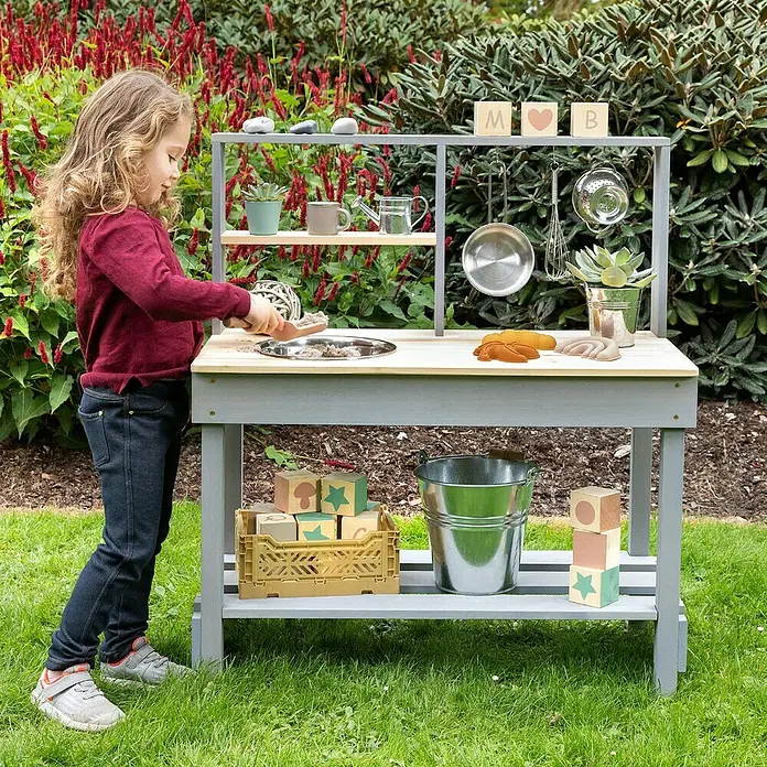 Muddy Buddy Matschküche Mud Starter - 80 x 40 x 90 cm, Natur/Wolkengrau - Anwendungsbeispiel