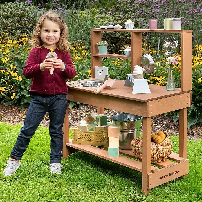 Muddy Buddy Matschküche Mud Starter - 80 x 40 x 90 cm, Holz, Braun - Anwendungsbeispiel